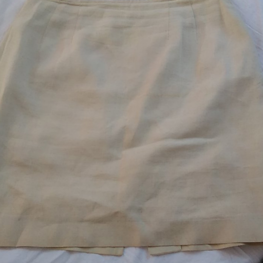 Cute 😍 off white 100% linen skirt.